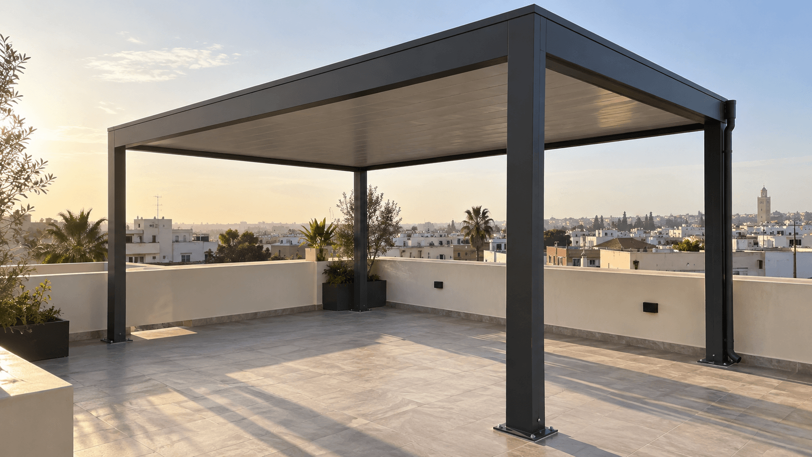 Pergola aluminium indépendante sur un toit en ville marocaine