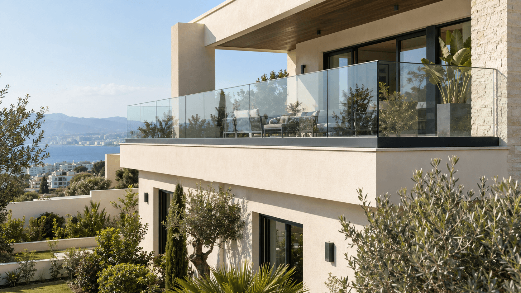 Garde-corps en verre transparent sur le balcon d’une villa