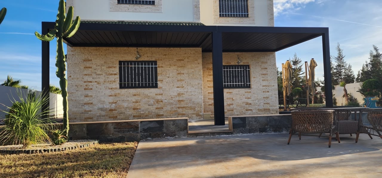 Pergola aluminium accolée à la villa