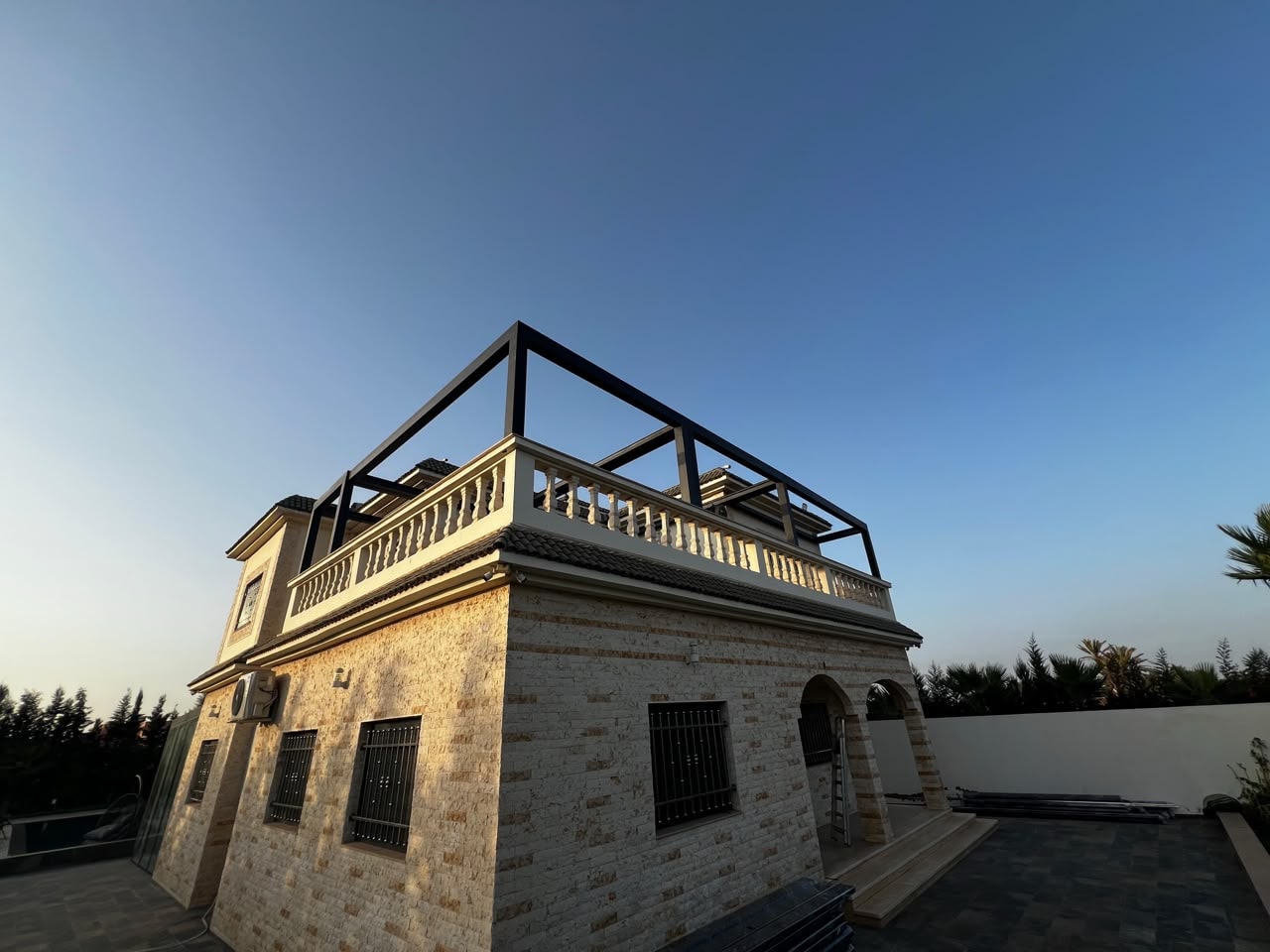 Structure aluminium sur le toit d’une villa