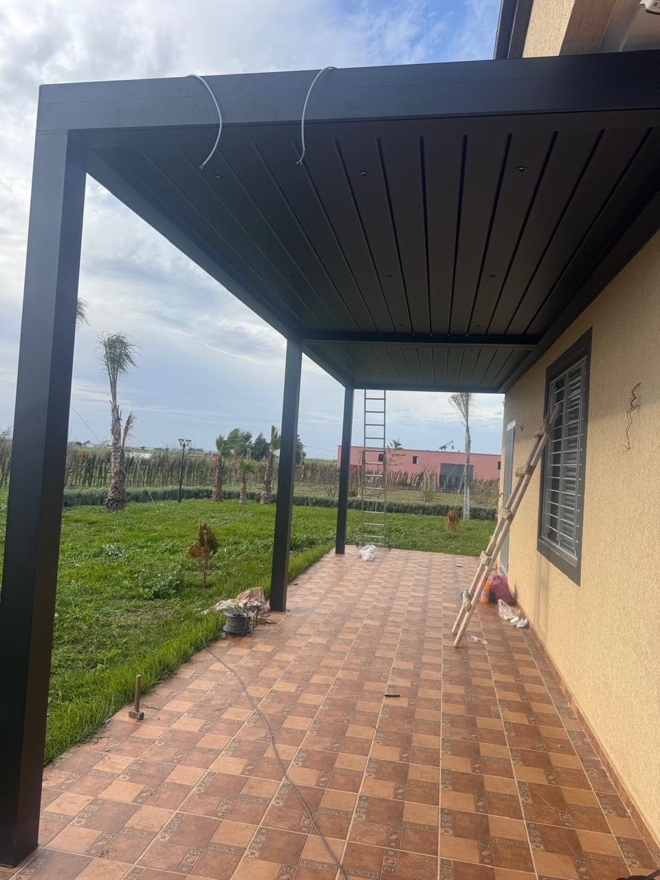 Toiture aluminium installée au-dessus de la terrasse