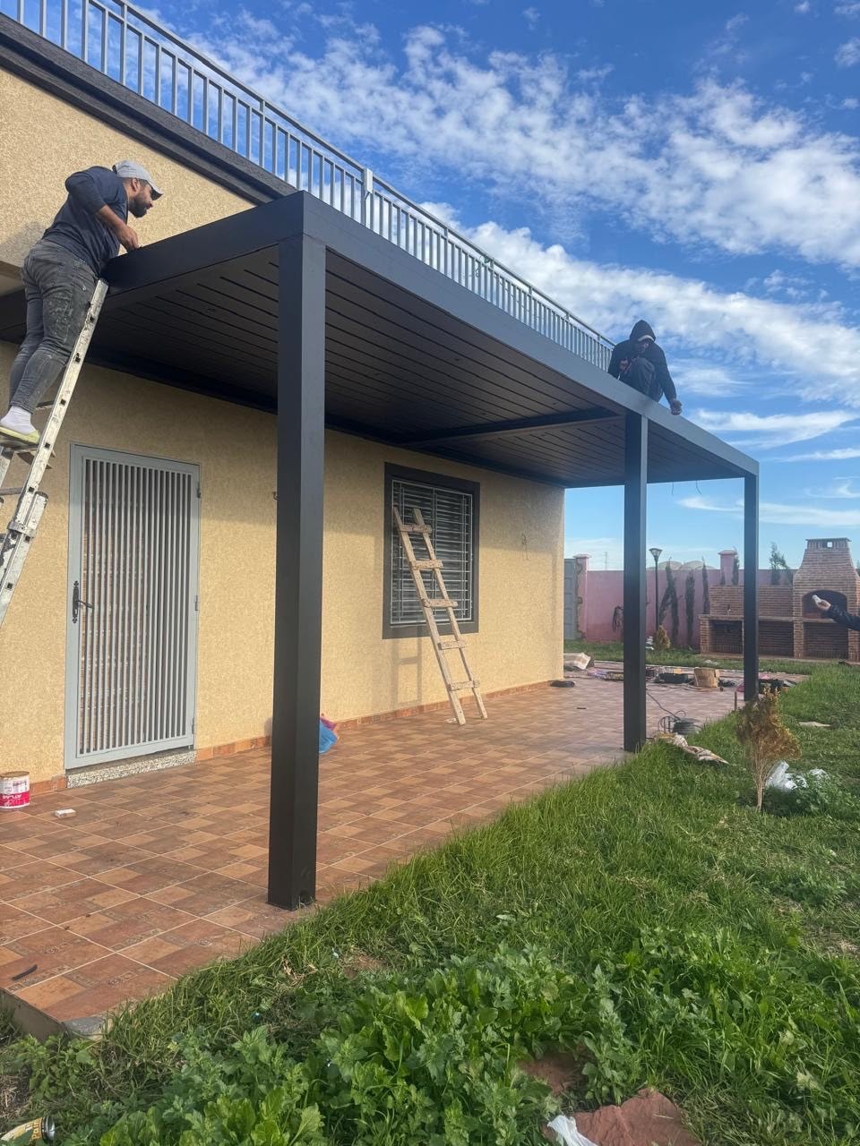 L’équipe pose la structure aluminium de la pergola